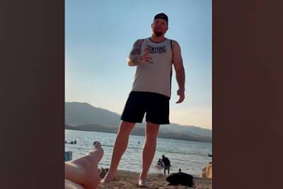Незнакомец отругал девушек за бикини на пляже и обрел славу в сети - lenta.ru - штат Колорадо