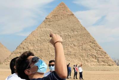 Халед Аль-Анани - Власти Египта начнут лечить подхвативших COVID-19 туристов - lenta.ru - Египет