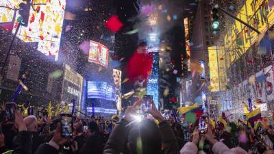 Тысячи людей встретили Новый год на Таймс-сквер в Нью-Йорке - russian.rt.com - Нью-Йорк - Нью-Йорк