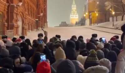 В Москве в новогоднюю ночь тысячи людей пришли на закрытую Красную площадь - og.ru - Москва