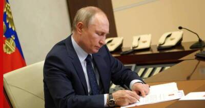 Владимир Путин - Путин подписал указ о награждении медиков за борьбу с COVID-19 - profile.ru - Россия
