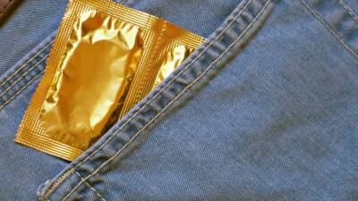 Во время пандемии COVID-19 продажи презервативов в мире упали на 40% - mir24.tv
