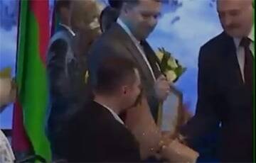 Александр Лукашенко - Как Лукашенко вручал цветы человеку без рук - charter97.org - Белоруссия
