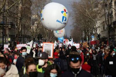 На улицы Франции вышли тысячи учителей из-за хаотичной стратегии борьбы с COVID-19 в школах - unn.com.ua - Франция - Украина - Киев - Париж