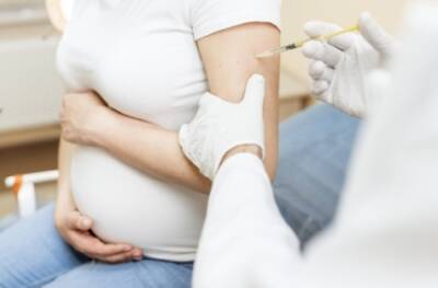 Ученые рассказали, когда после вакцинации от COVID-19 можно планировать беременность - enovosty.com