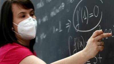 В Україні проти коронавірусу ще не щеплено 2,5% вчителів - hubs.ua - Украина