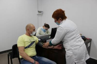 Дмитрий Песков - Максим Иванов - Песков заявил, что в России не отменят бесплатную вакцинацию от COVID-19 - aif.ru - Россия