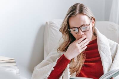 Признаком дефицита витамина D оказался странный дневной симптом - mk.ru