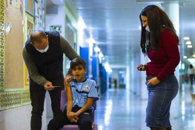 Минпрос: «Только 7,2% школьников и учителей болеют или в карантине» - news.israelinfo.co.il - Израиль