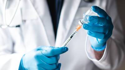 Карл Нехаммер - Обязательная вакцинация от COVID-19 в Австрии будет охватывать только жителей от 18 лет - russian.rt.com - Вена - Австрия