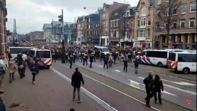 В Амстердаме митинг против COVID-ограничений перерос в беспорядки - govoritmoskva.ru - Голландия - Амстердам