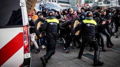 Сотрудники полиции Нидерландов жёстко разогнали антикоронавирусные протесты в Амстердаме - anna-news.info - Голландия - Евросоюз - Амстердам
