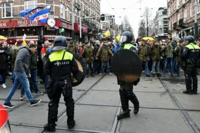 Акция против антиковидных мер в Амстердаме переросла в стычки с полицией - aif.ru - Амстердам