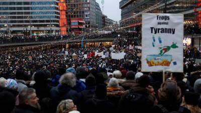 В Швеции прошли протесты против введения ковид-паспортов и новых ограничений - russian.rt.com - Франция - Амстердам - Швеция - Стокгольм