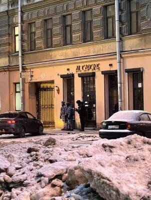 Александр Коновалов - В Петербурге полиция выставила посты у баров, закрытых после рейдов по QR-кодам - znak.com - Санкт-Петербург