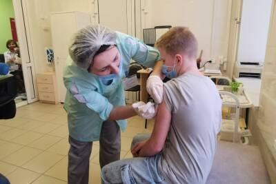В Саратове впервые вакцинировали детей от коронавируса - saratov.mk.ru - Саратов - Саратовская обл.