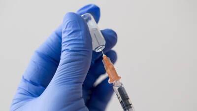 Более 6 млн москвичей сделали прививку от коронавируса - russian.rt.com