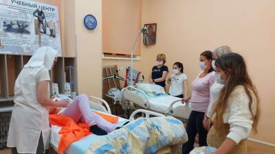 «Помощь даёт высокую эмоциональную отдачу»: как обучают на курсах больничных добровольцев - russian.rt.com