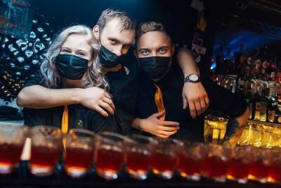 В Петербурге за работу в ночное время опечатали пять баров, посетителей оштрафовали - rosbalt.ru - Санкт-Петербург