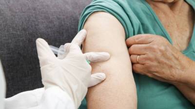 Мэри Рамзи - «Бустерная» доза вакцины от ковида на 95% увеличивает защиту от «омикрона» у пожилых - mir24.tv - Англия