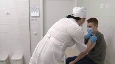 Прививка от коронавируса защитит подростков от «красных зон», где все больше молодых пациентов - 1tv.ru - Россия - Санкт-Петербург - Москва