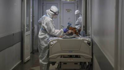 В России за сутки госпитализировали 9883 человека с коронавирусом - russian.rt.com - Россия