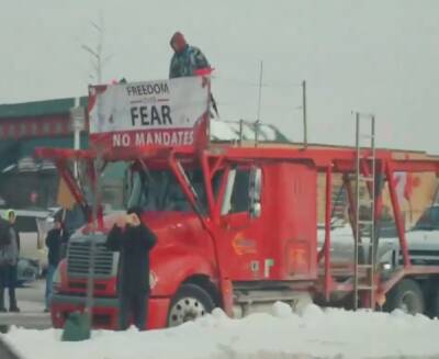 Джастин Трюдо - В Канаде водители грузовиков заблокировали в обе стороны трассу, соединяющую с США - nakanune.ru - Сша - Англия - Канада - Колумбия - Оттава