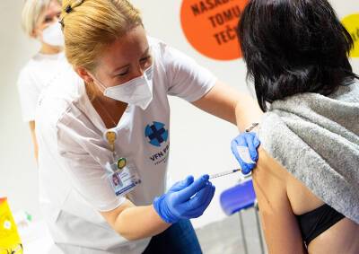 В Чехии началась запись на вакцинацию третьей дозой для жителей от 18 лет - vinegret.cz - Чехия - Минздрав