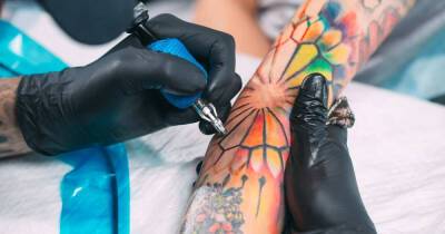 В Евросоюзе запретили яркие краски для татуировок из-за вреда здоровью - ren.tv - Евросоюз