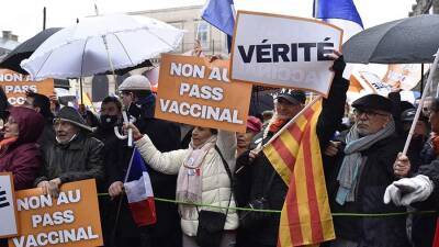 Мария Ван-Керкхове - Во Франции прошли протесты против вакцинных пропусков - iz.ru - Россия - Франция - Париж - Израиль