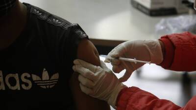 В Индии первым компонентом вакцины от COVID-19 привились более 20 млн подростков - mir24.tv - Индия