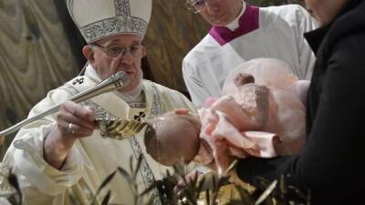 Папа Франциск окрестил 16 младенцев в Сикстинской капелле после годичного перерыва - unn.com.ua - Франция - Украина - Италия - Киев - Ватикан