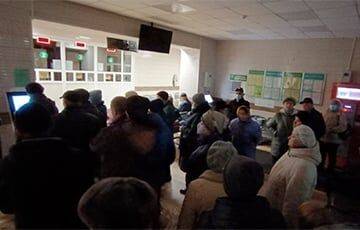«Пришел в поликлинику в 5:30, а передо мной уже 32 человека»: белорусы выстраиваются в очереди на прием к врачу - charter97.org - Белоруссия
