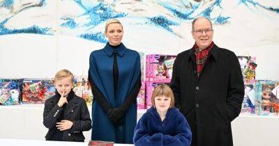 Рождество в Монако. Княгиня Шарлен с дочкой вышли в свет в парных образах - focus.ua - Украина - Монако - Княжество Монако