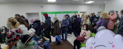 Жители Омска жалуются на большие очереди в поликлиниках - runews24.ru - Омск - Омская обл.