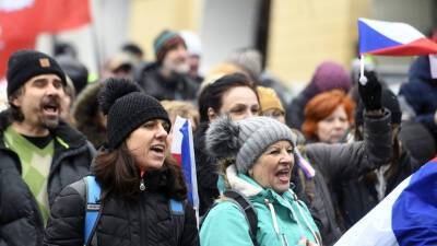 В Праге протестующие против ограничительных мер из-за COVID-19 подошли к зданию парламента - russian.rt.com - Прага - Чехия - Бельгия - Брюссель