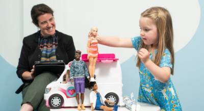 Нейробиологи совместно с Barbie выяснили, что побуждает детей говорить об эмоциях других людей - smi24.news