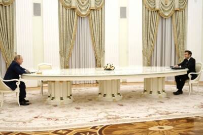 Владимир Путин - Reuters: Макрона отделили от Путина столом из-за отказа сдать ПЦР-тест - aif.ru - Россия - Москва - Франция - Президент