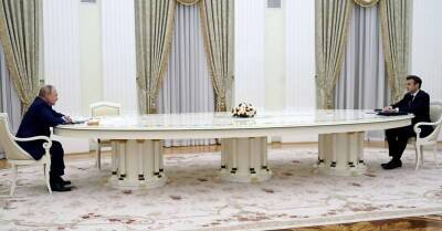 Владимир Путин - Дмитрий Песков - В Кремле объяснили, почему Путина с Макроном разъединял шестиметровый стол - rus.delfi.lv - Франция - Латвия - Президент