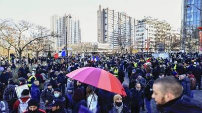 В Париже проходят протесты против мер по борьбе с COVID-19 - russian.rt.com - Париж