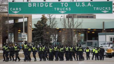 Канадская полиция прибыла на границу Канады и США для её разблокирования - russian.rt.com - Сша - Канада