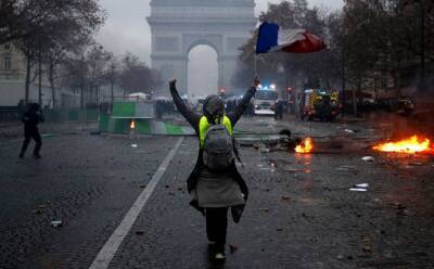 Во Франции прошли массовые протесты против коронавирусных ограничений - eadaily.com - Франция - Канада - Париж