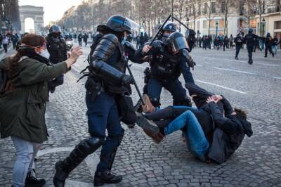 Бронетехника, слезоточивый газ и побои: французская полиция жестоко разгоняет мирные протесты в Париже - Русская семерка - russian7.ru - Франция - Париж