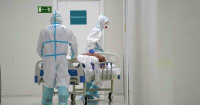За сутки в России госпитализировали 19 573 человека с COVID-19 - ren.tv - Россия