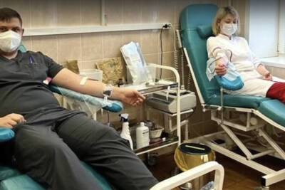 Тверские врачи сдали кровь для пациентов ковидных госпиталей - tver.mk.ru - Тверь