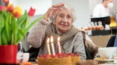 Фото дня: 109-летняя немка выздоровела от COVID-19 и отпраздновала день рождения - enovosty.com - Япония