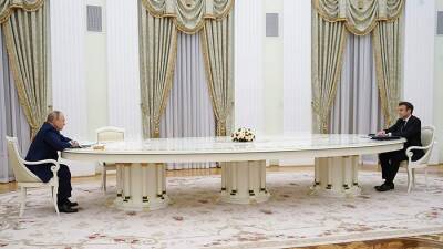 Владимир Путин - Дизайнер объяснил феномен популярности длинного стола Путина - iz.ru - Россия - Израиль - Президент