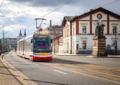 В Праге трамваи и автобусы начнут открывать пассажирам переднюю дверь - vinegret.cz - Прага - Чехия