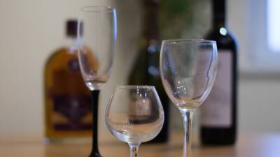 Врач рассказала, сколько алкоголя можно пить без вреда для здоровья и кому он категорически противопоказан - mir24.tv - Россия