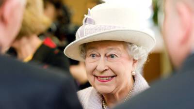 Елизавета II (Ii) - принц Чарльз - Елизавета Великобритании - Вместе с британской королевой ковидом заразилось ее окружение - vesti.ru - Англия - Лондон